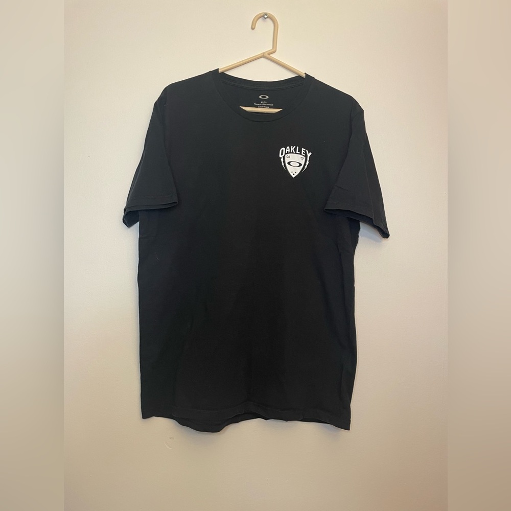 Oakley T-Shirt.